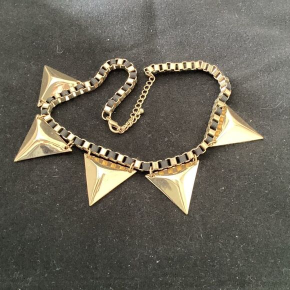 Gold tone triangular pendant necklace. J0034 - Picture 1 of 6